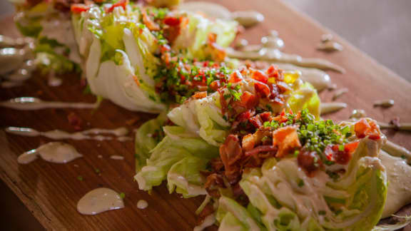 Iceberg wedge, vinaigrette au bleu et bacon bits