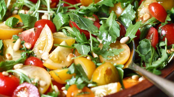 Salade de tomates, huile de mandarine et pousses de roquette