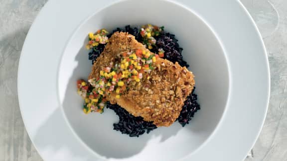 Morue croustillante aux épices, salsa de mangue et de piment, sur riz noir