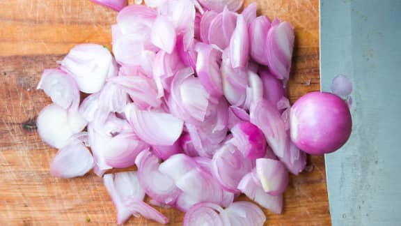 What is the difference between French shallots and onions?