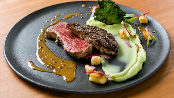 Purée de céleri-rave et bison au poivre