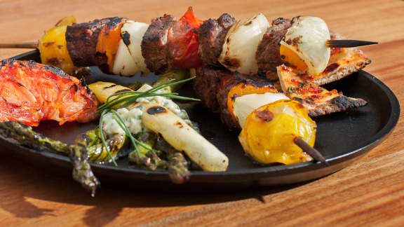 Brochette de boeuf aux épices et légumes grillés crémeux