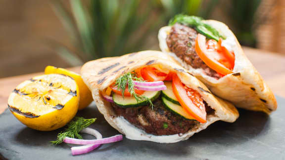 Mercredi : Kefta burger d’agneau au yogourt sur pita grillé