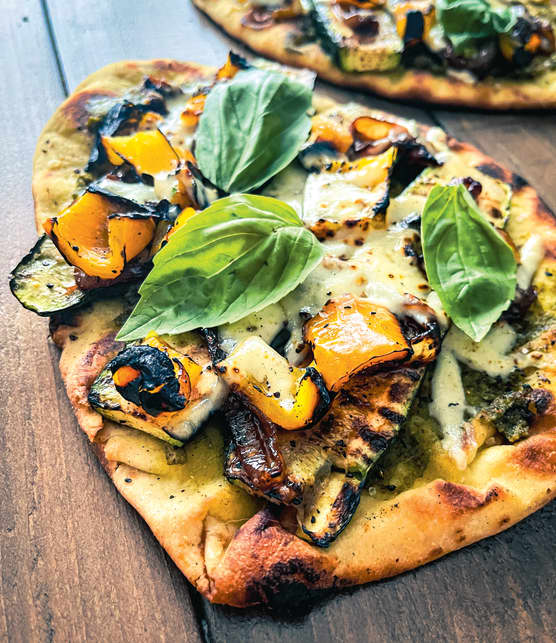 Pizza sur naan, oignons caramélisés et légumes grillés