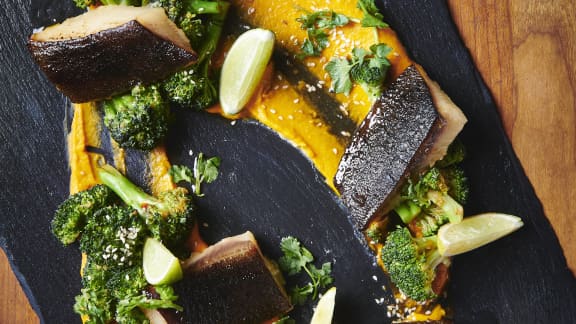 Morue noire au miso, salade tiède de brocolis au sésame et sa purée de carotte