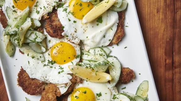 Schnitzel et œuf miroir, salade de concombre crémeuse