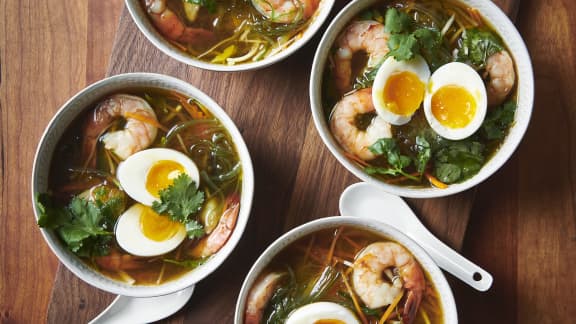 Soupe ramen à base de dashi, œuf mollet, légumes et crevettes