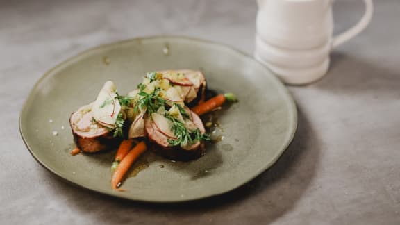 Roulade de porc au chou, salade, sauce fromagère à la bière et genévrier