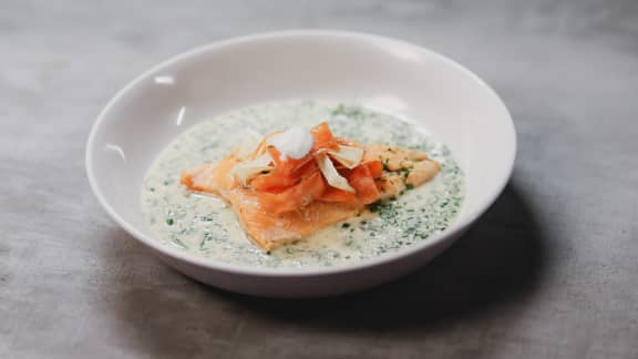 Omble chevalier, rubans d’asperges et de carottes, beurre blanc au yogourt et aux herbes