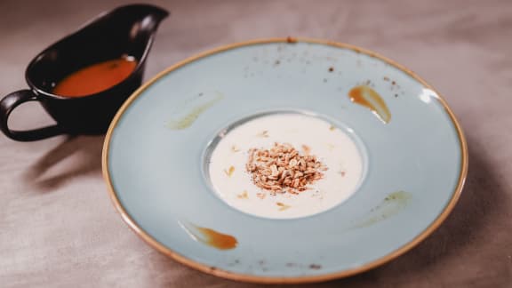 Perles de tapioca, coulis à la vanille et fruits de la passion, granola, caramel salé