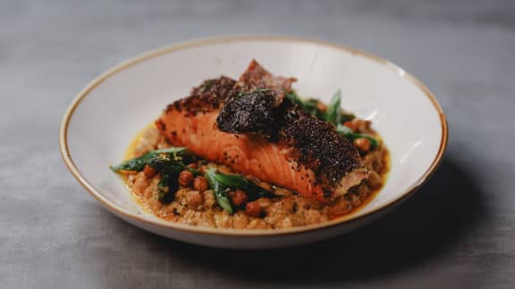 Cari de pois chiches, asperges et saumon en croûte de chia