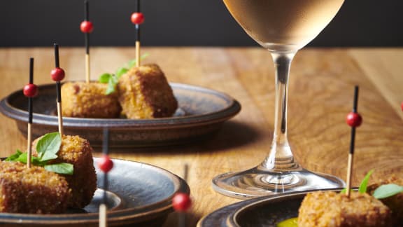 Croquettes de mozzarella et viande fumée, moutarde au miel