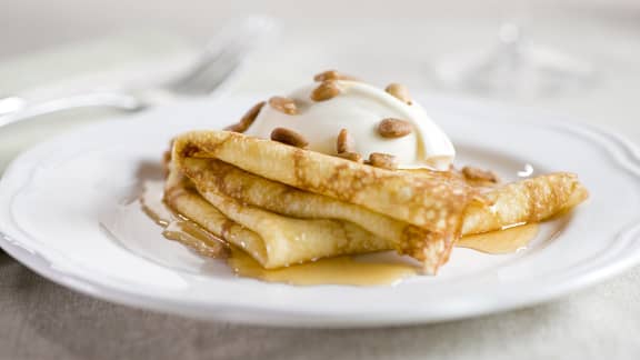 Crêpes au miel, aux noix de pin et à la crème fraîche