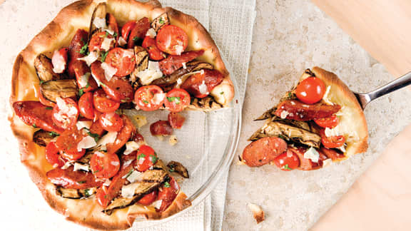 Mardi : Pizza pie aux saucisses italiennes et aux aubergines grillées
