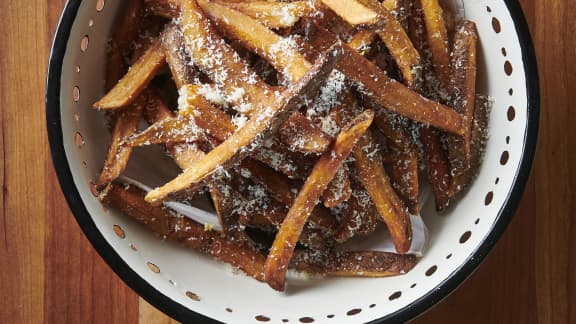 Les meilleures frites au sel de citron et au fromage Romano