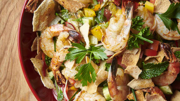 Salade Fatouche classique et brochettes de crevettes grillées aux épices