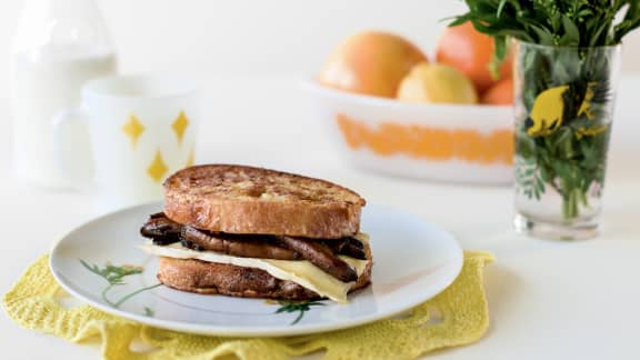 Sandwich de pain perdu aux portobellos et brie