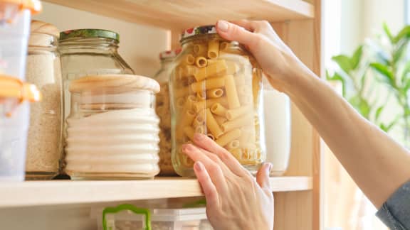 Voici toutes les choses dans votre garde-manger que vous devriez jeter immédiatement