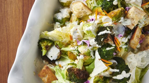 Salade de choux de Bruxelles et brocolis rôtis, vinaigrette ranch maison