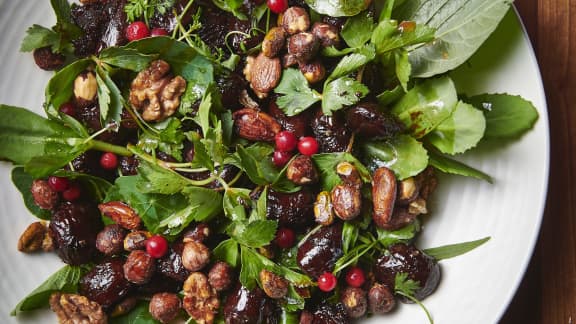 Salade de gésiers de canard laqués aux airelles et au sirop de bouleau, de verdures boréales et de noix glacées au poivre des dunes