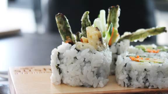 Maki végétarien aux asperges tempura et fromage à griller