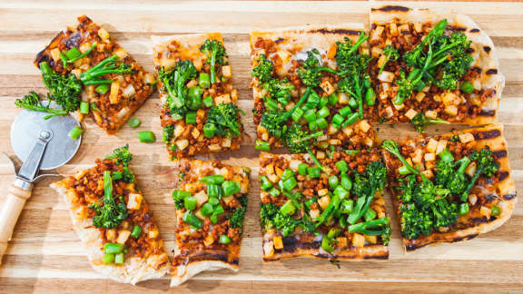 Pizza à la saucisse italienne, pomme de terre et broccolini