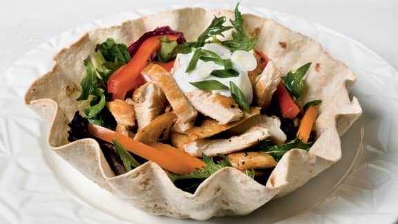 Salade de poulet à l'estragon dans un bol
