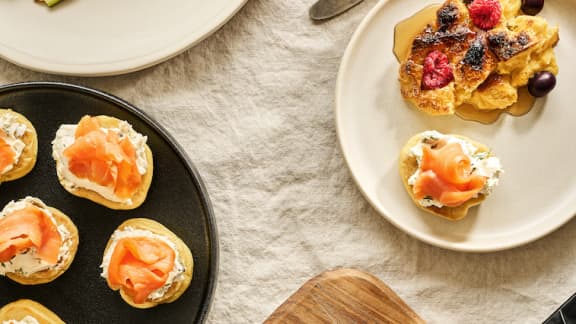 Pain doré et blinis au saumon fumé sur plaque à raclette
