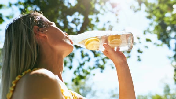 Voici pourquoi les femmes de plus de 40 ans devraient boire plus d’eau