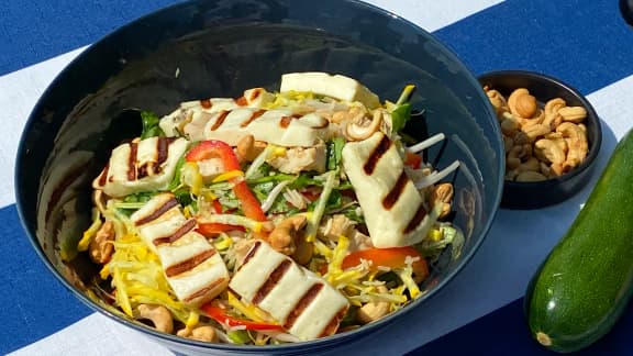 Salade-repas au poulet et halloumi