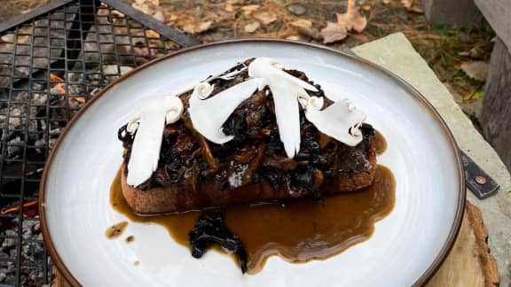 Toast à l'ail noir et poêlée de champignons