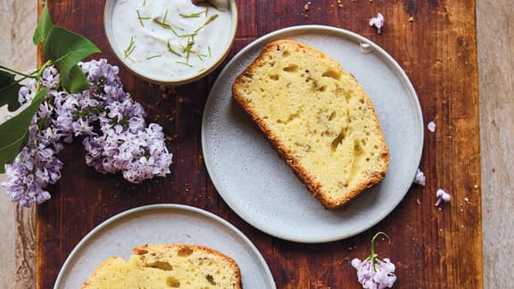 Quatre-quarts aux fleurs de lilas, yogourt au sapin baumier
