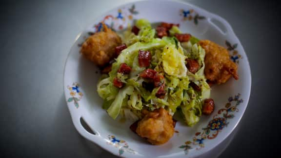 Salade de chou de Savoie et beignets de pommes et cheddar