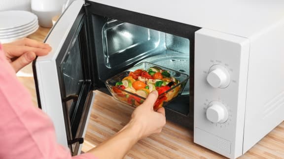 Voici 10 aliments et objets à ne jamais chauffer dans votre micro-ondes