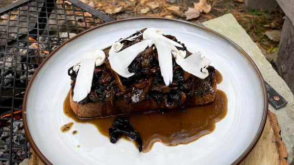 Toast à l'ail noir et poêlée de champignons