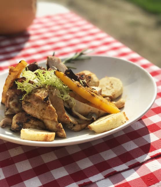 Suprêmes de poulet et brochettes d’abatis de poulet laqués, pommes et courges grillées