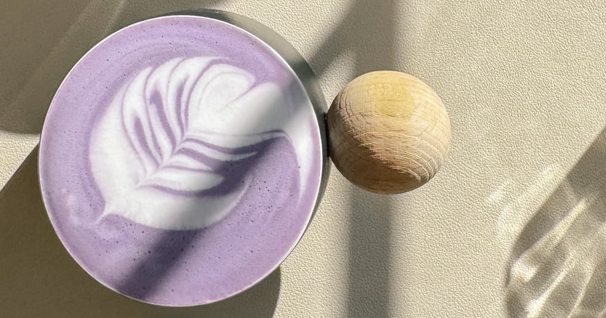 Découvrez l'ube latte, la nouvelle boisson qui remplacera le matcha | Zeste