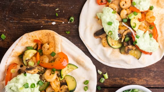 Lundi : Pitas aux crevettes et légumes cajun & sauce à l’avocat et lime au Air Fryer