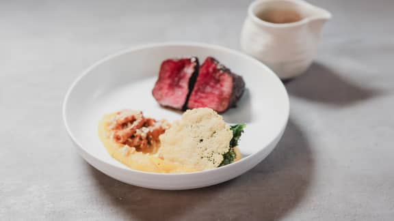 Filet de bœuf au café, purée, tuile de parmesan, chanterelles et sauce au vin