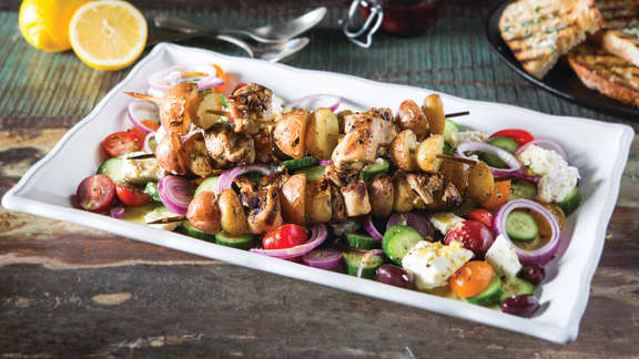 Kebabs grillés avec patates grelots et salade grecque