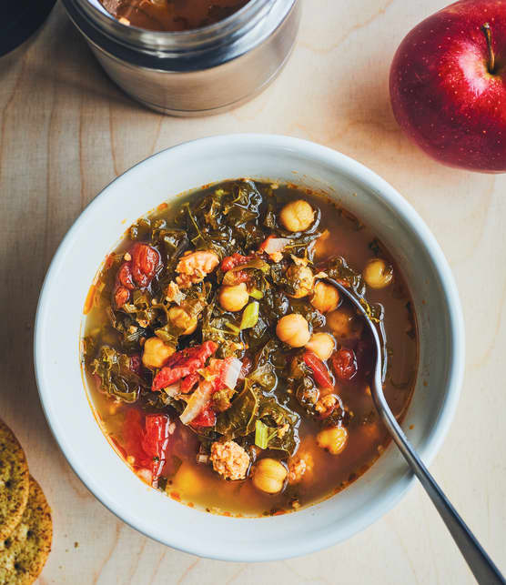 Soupe italienne au kale et à la saucisse