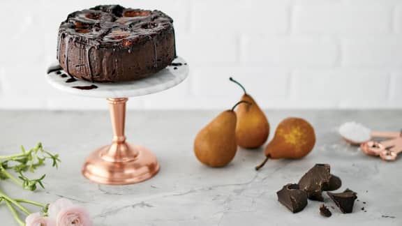 Gâteau aux poires et au chocolat, glaçage au vin rouge