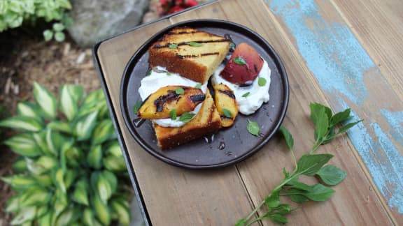 Ricotta au miel et à la vanille, quatre-quarts grillés et pêches grillées