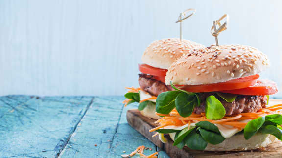 Burger de dinde à la lime avec frites de courgettes