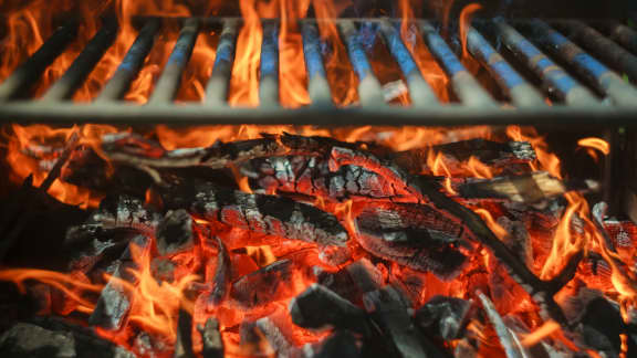 Ce BBQ et fumoir 2 en 1 en rabais est indispensable pour l'été!