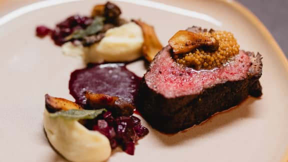Longe de cerf boréal, sauce au gin et camerises, pleurotes au beurre