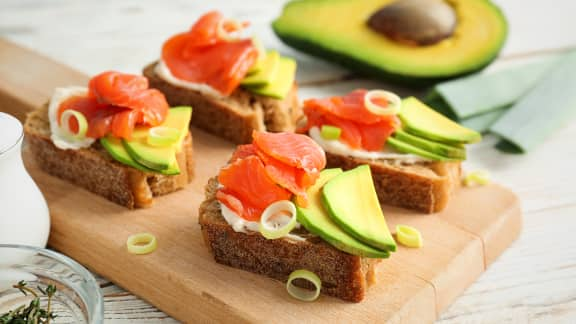 Canapés au saumon fumé, chèvre et avocat