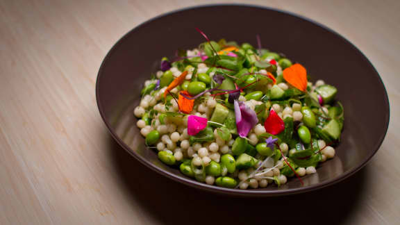 Salade de couscous israélien et d'edamames à la coriandre