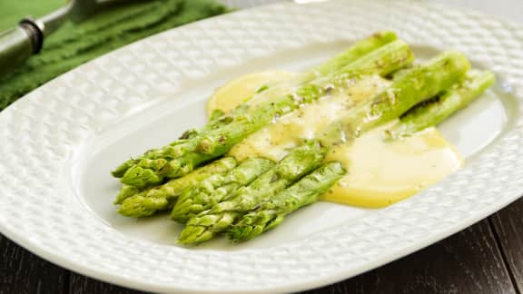 Asperges sauce hollandaise et caramel de betterave