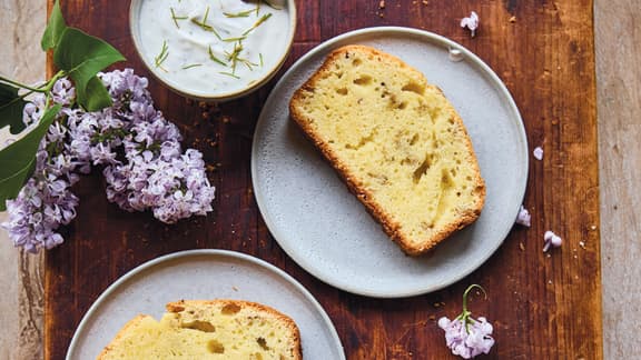 Quatre-quarts aux fleurs de lilas, yogourt au sapin baumier